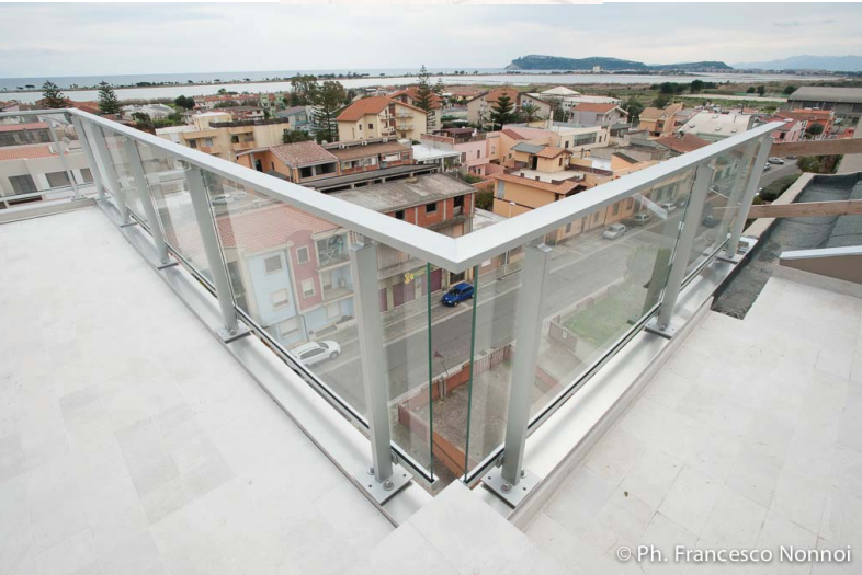 Un balcone con ringhiera in vetro con vista sulla città