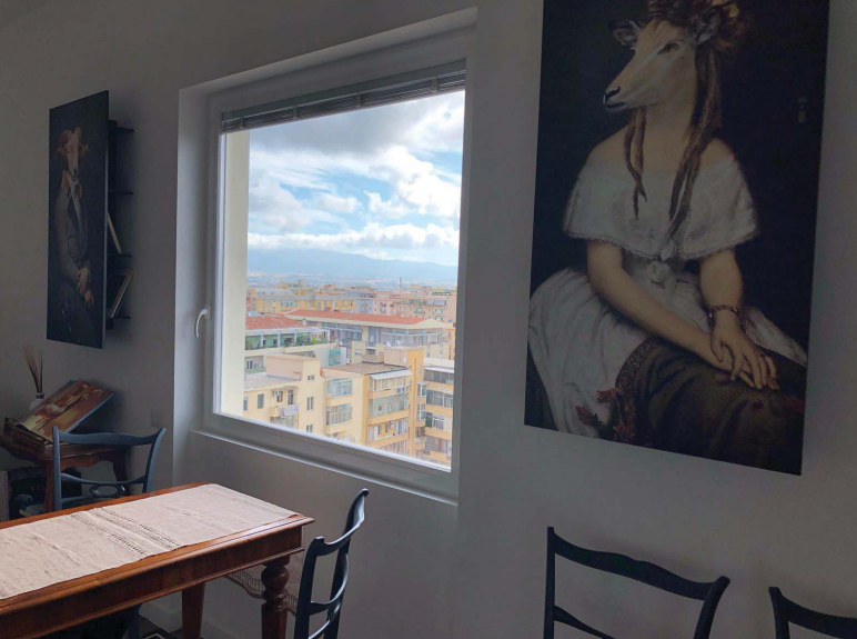 Un soggiorno con divano, sedie e una piscina di notte.