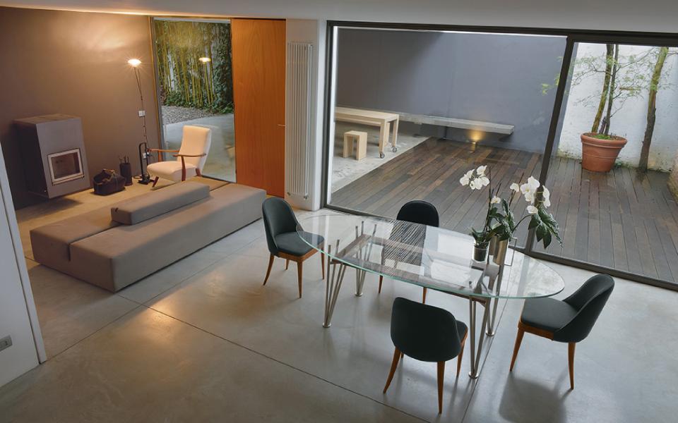 Una veduta aerea di un soggiorno con tavolo da pranzo e sedie.