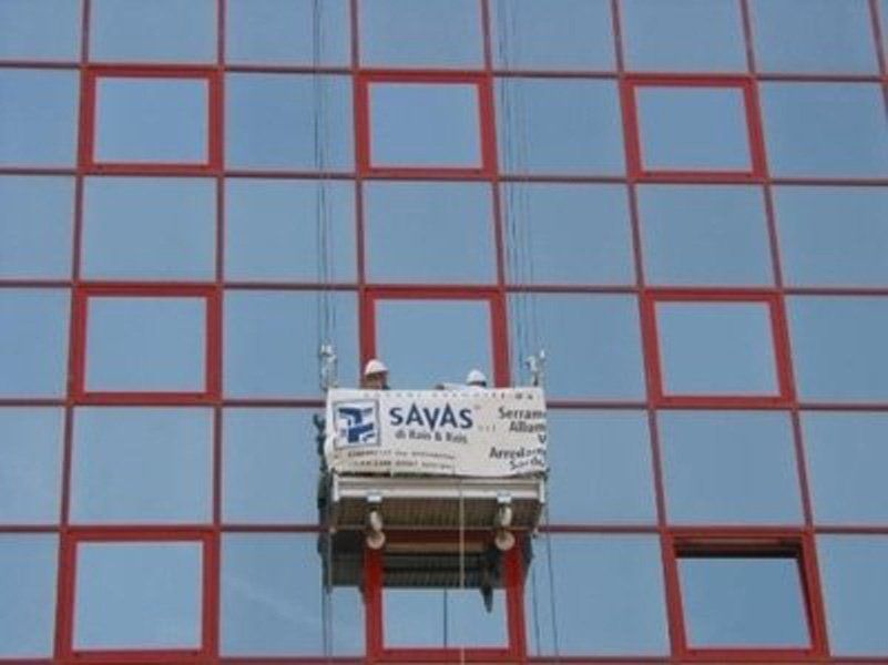 Un edificio con un cartello che dice 