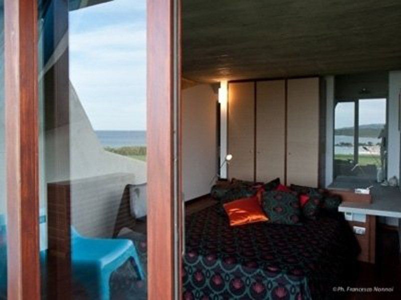 Una camera con un letto grande e vista sull'oceano