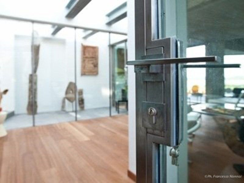 Una porta con una chiave è aperta su un soggiorno