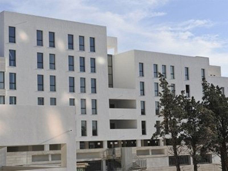 Un grande edificio bianco con molte finestre