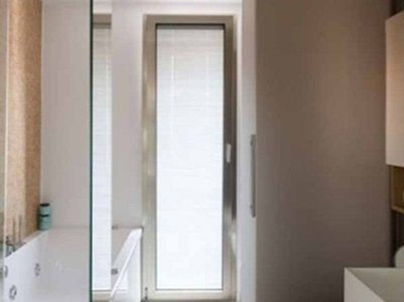 Un bagno con cabina doccia e vasca.