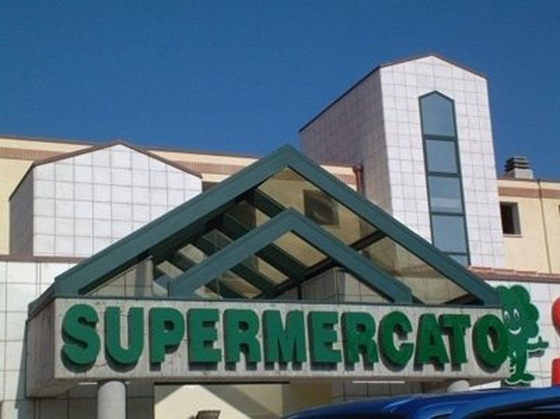 Un cartello verde con scritto supermercato