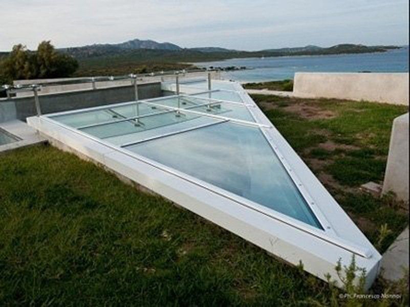 Una finestra a forma di triangolo con vista sull'oceano