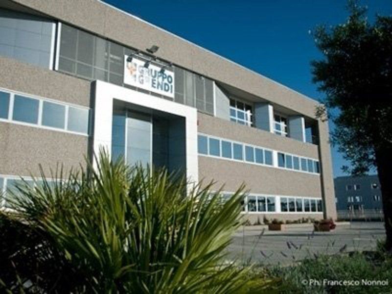 Un grande edificio con un cartello che dice gruppo fine