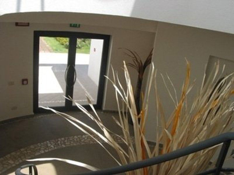 Una scala in un edificio con un cartello che dice uscita