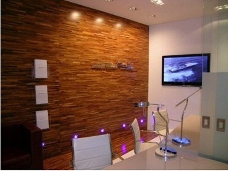 Una sala conferenze con parete in legno e tv a schermo piatto