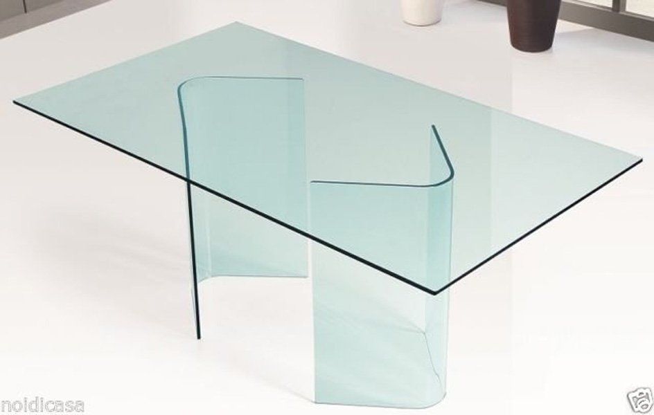 Un tavolino in vetro trasparente con base curva