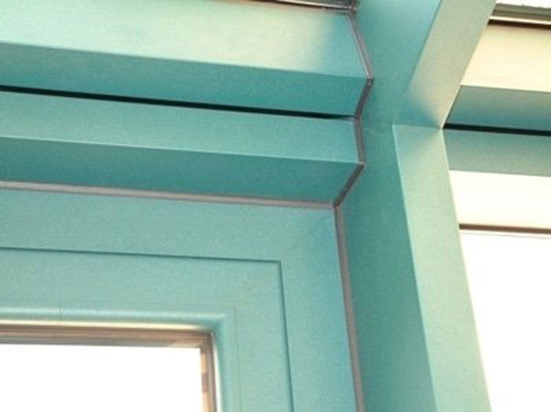 Un primo piano di una finestra con una cornice blu