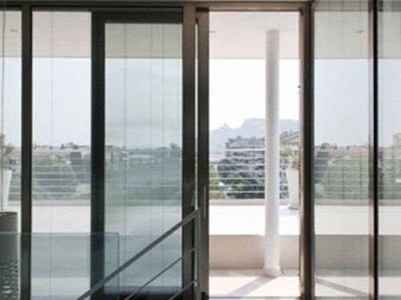 Una scala è visibile attraverso una porta a vetri