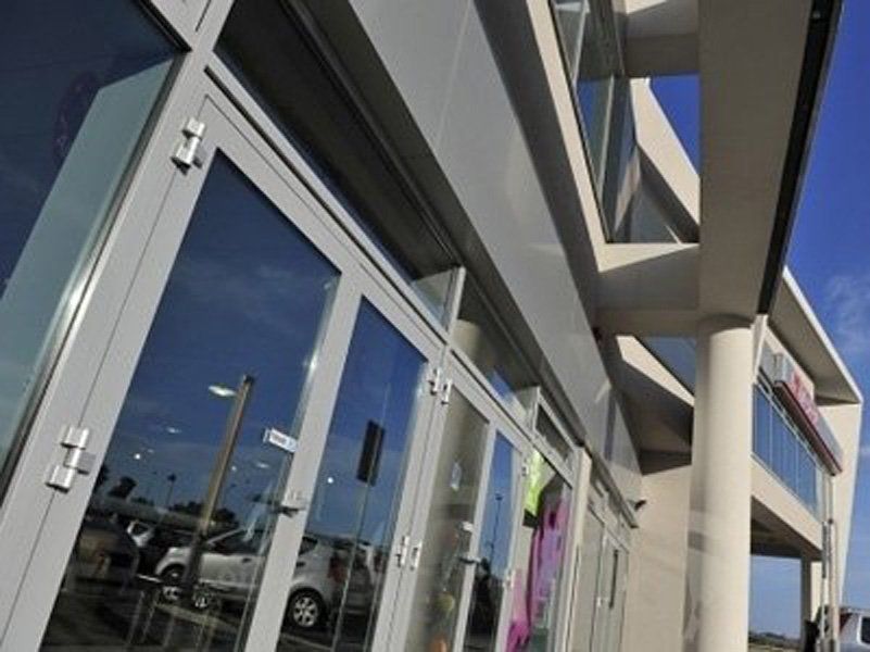 Un edificio con molte porte e finestre di vetro