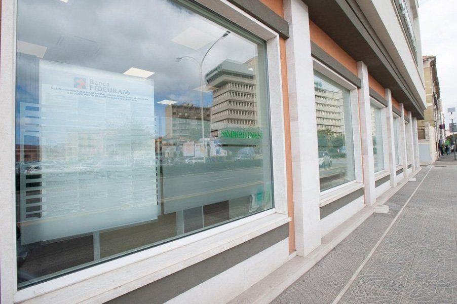 Un edificio con molte finestre e un cartello che dice sicurezza