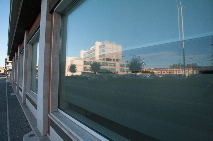 Un edificio si riflette nelle finestre di un edificio