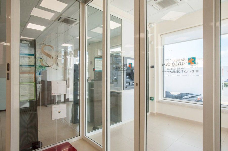 Una stanza con molte porte e finestre di vetro.