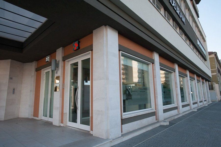 Un edificio con tante finestre e un cartello con scritto