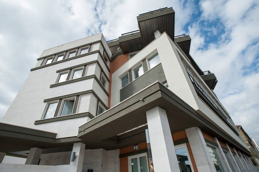 Un grande edificio con molte finestre e un cielo azzurro sullo sfondo