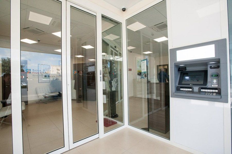 C'è un bancomat nell'angolo della stanza.