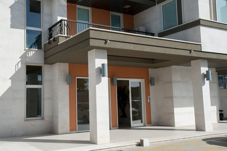 Un grande edificio con balcone e porte scorrevoli in vetro