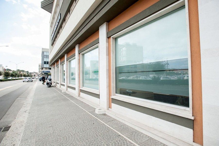 Un edificio con molte finestre sul lato