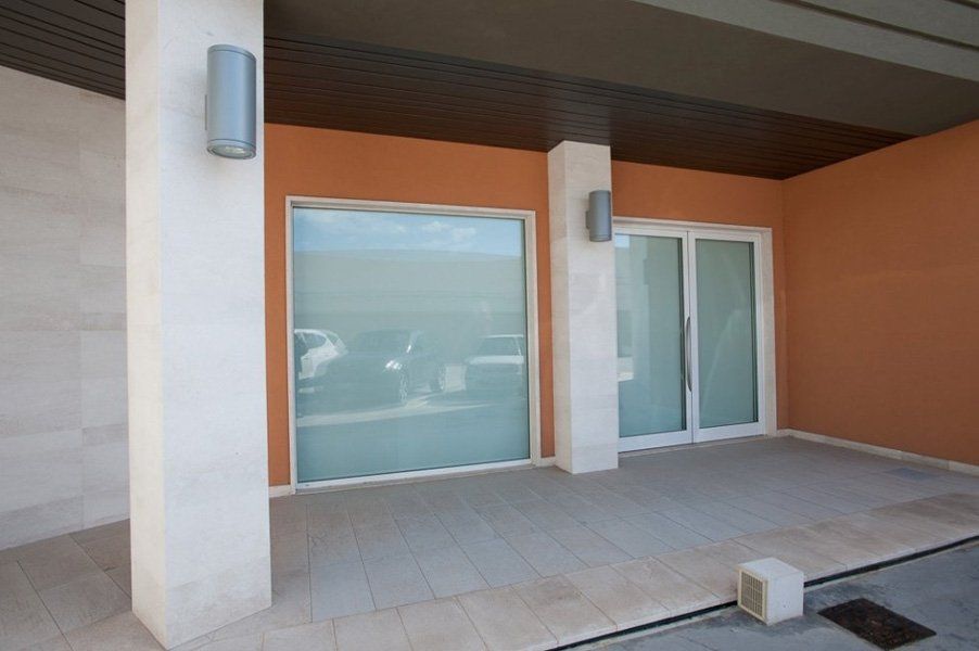 Un edificio con molte finestre e pilastri