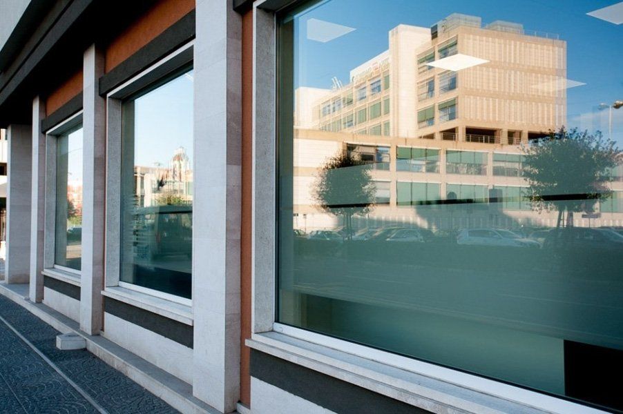 Un grande edificio si riflette nelle finestre di un edificio