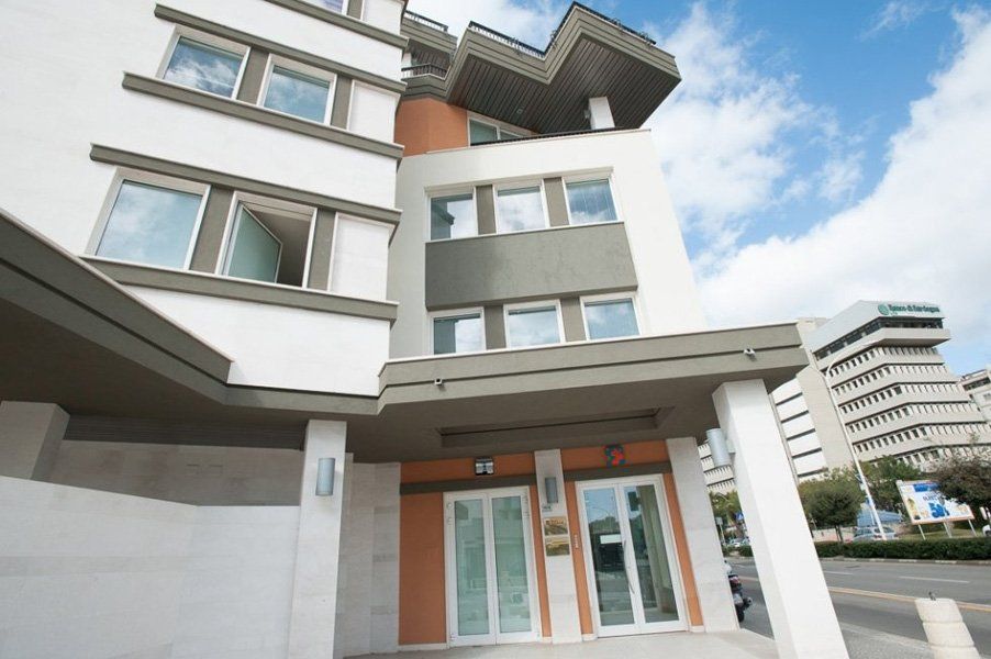 Un grande edificio con molte finestre e porte