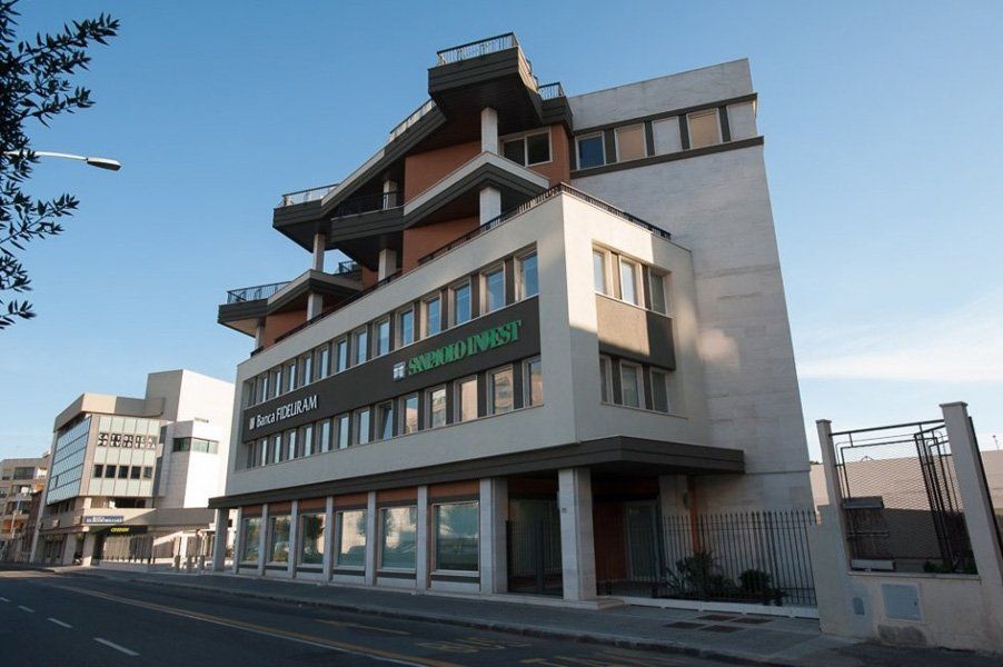 Un grande edificio con un cartello verde con la scritta