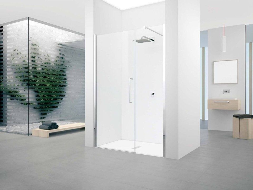 Un bagno con cabina doccia e lavandino