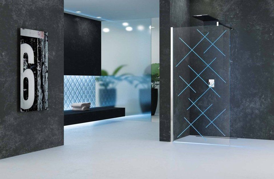 Un bagno con la porta della doccia e un quadro sul muro con sopra il numero 6.