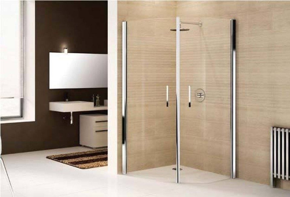 Un bagno con cabina doccia e lavandino