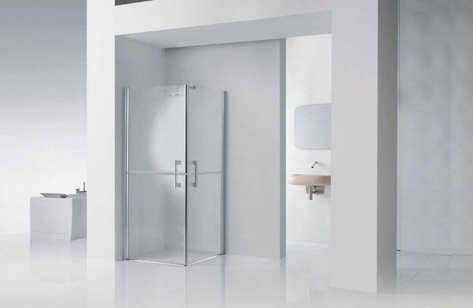 Un bagno con cabina doccia e lavandino