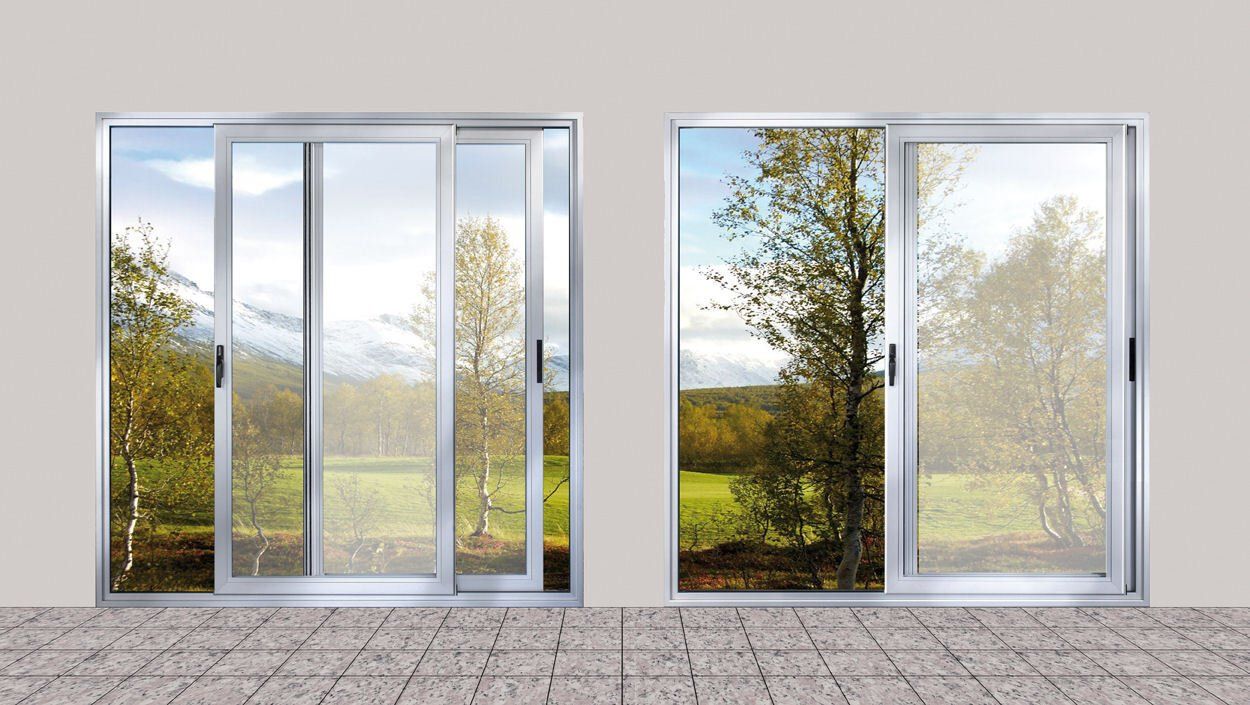 Una cabina armadio con ante scorrevoli in vetro