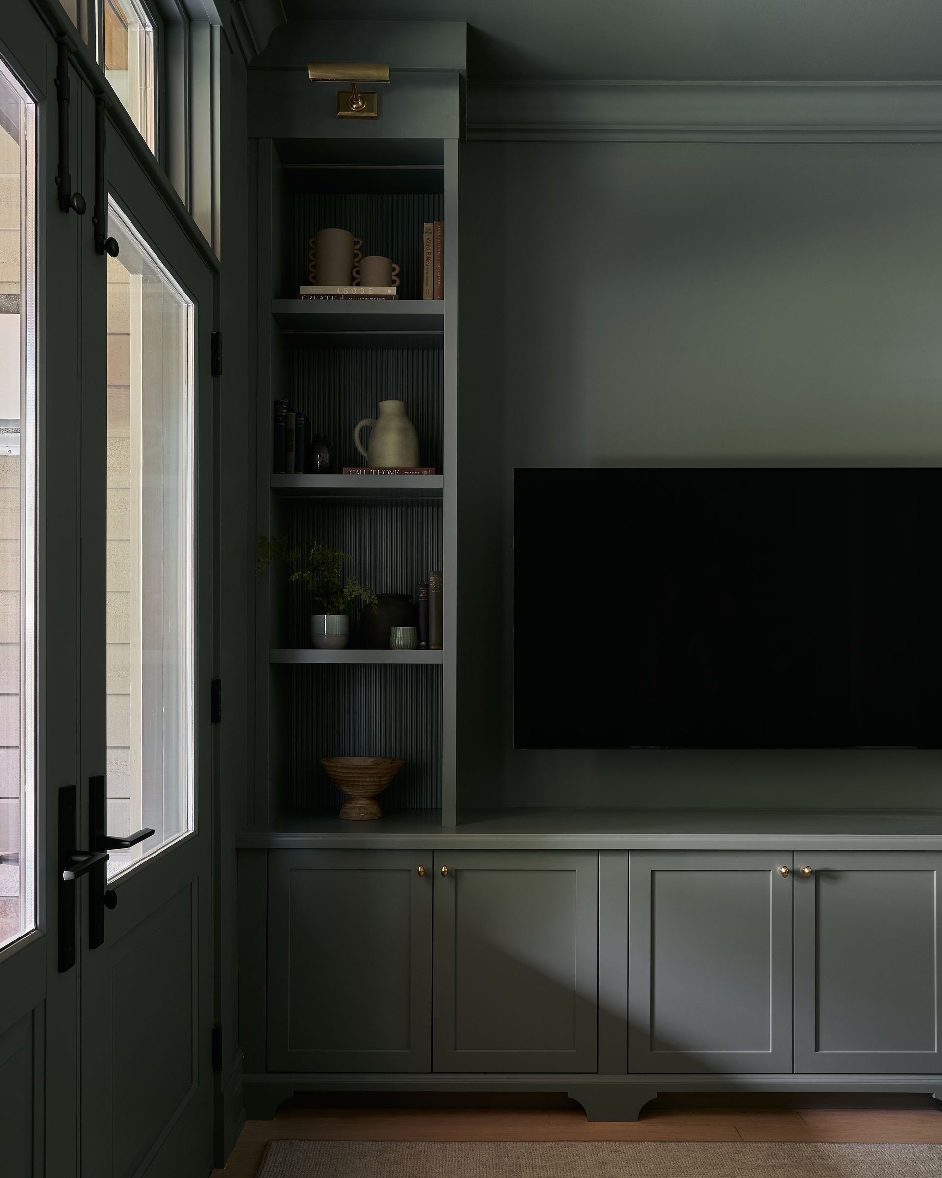 TV mounted on a marble fireplace with a black soundbar and a rectangular fireplace below.