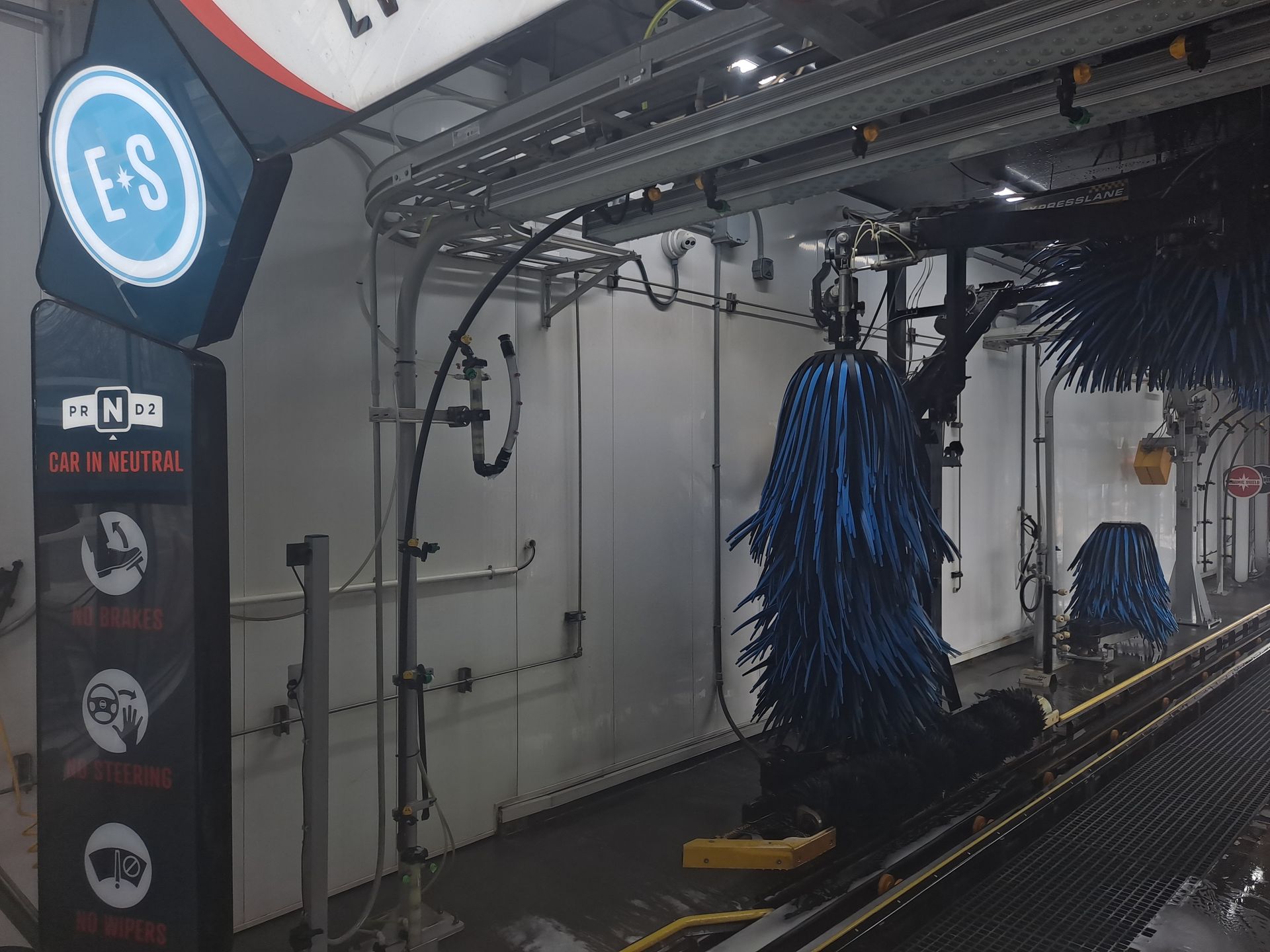 A car wash with a sign that says es on it