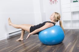 Donna pratica esercizio di fisioterapia riabilitativa