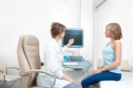Medico ginecologo visita una giovane donna in clinica