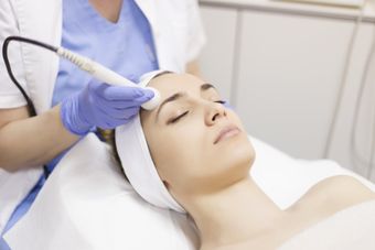 Giovane donna riceve un trattamento di medicina estetica. Cura della pelle