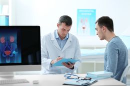 Dottore urologo fa visita ad un paziente in clinica