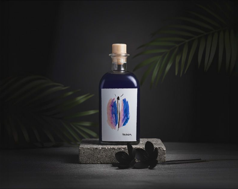 Eine Glasflasche mit Korken, gefüllt mit violetter Flüssigkeit. Das Etikett zeigt eine Aquarellzeichnung eines Schmetterlings.