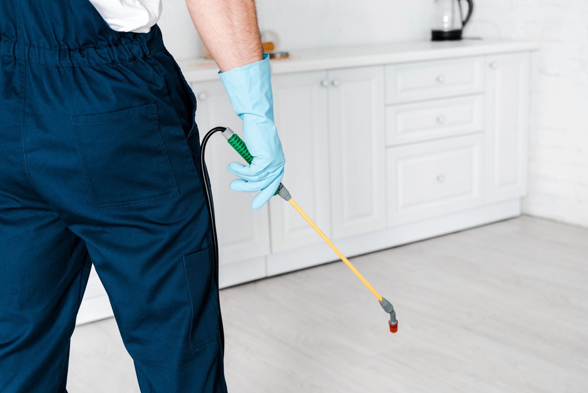 Applicazione manuale dello stucco sulle piastrelle con un frattazzo su un muro.