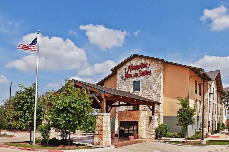 exterior view of the Hampton Inn & Suites in Lakeway Texas