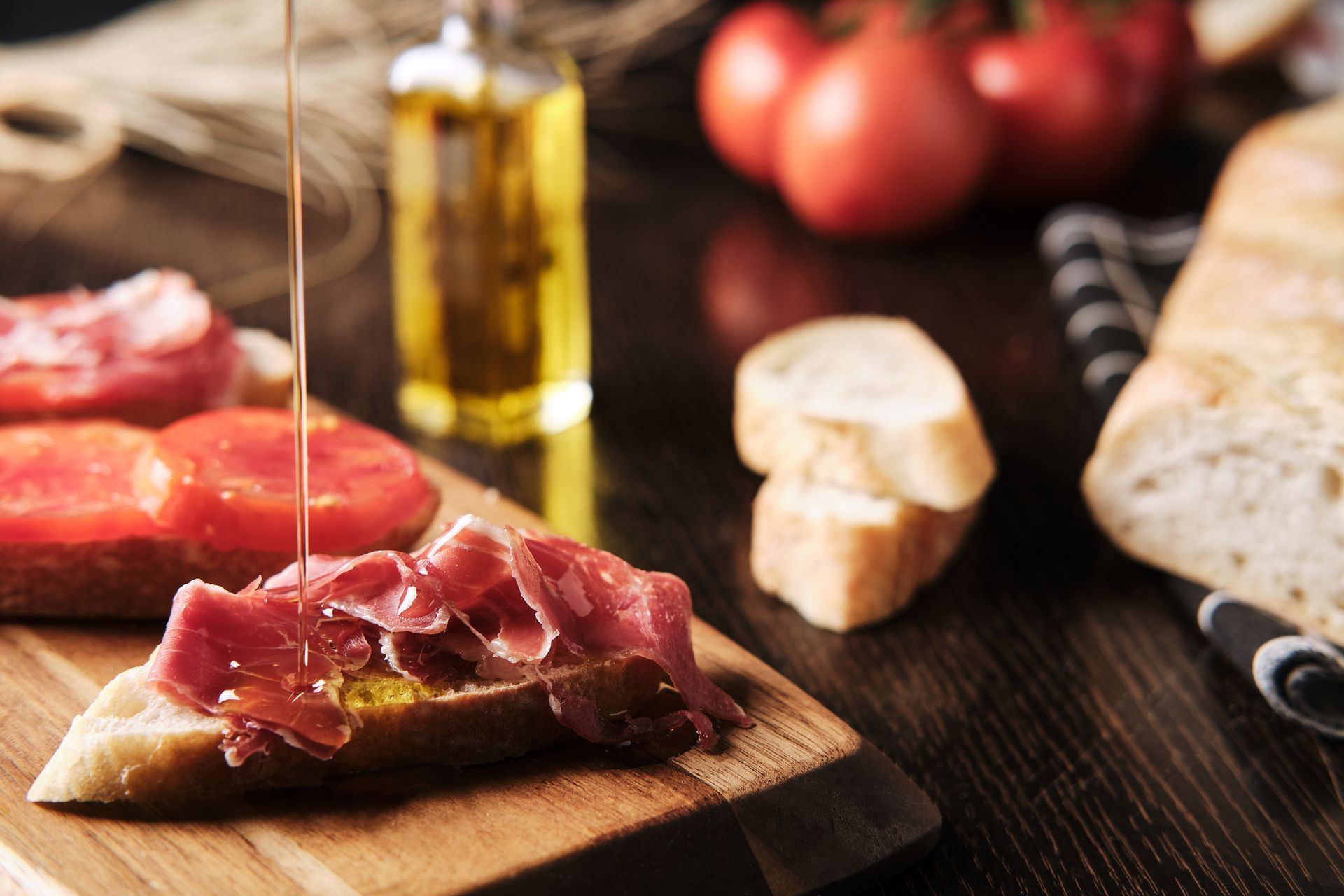 bruschette di pane con prosciutto crudo condite con olio di oliva a filo