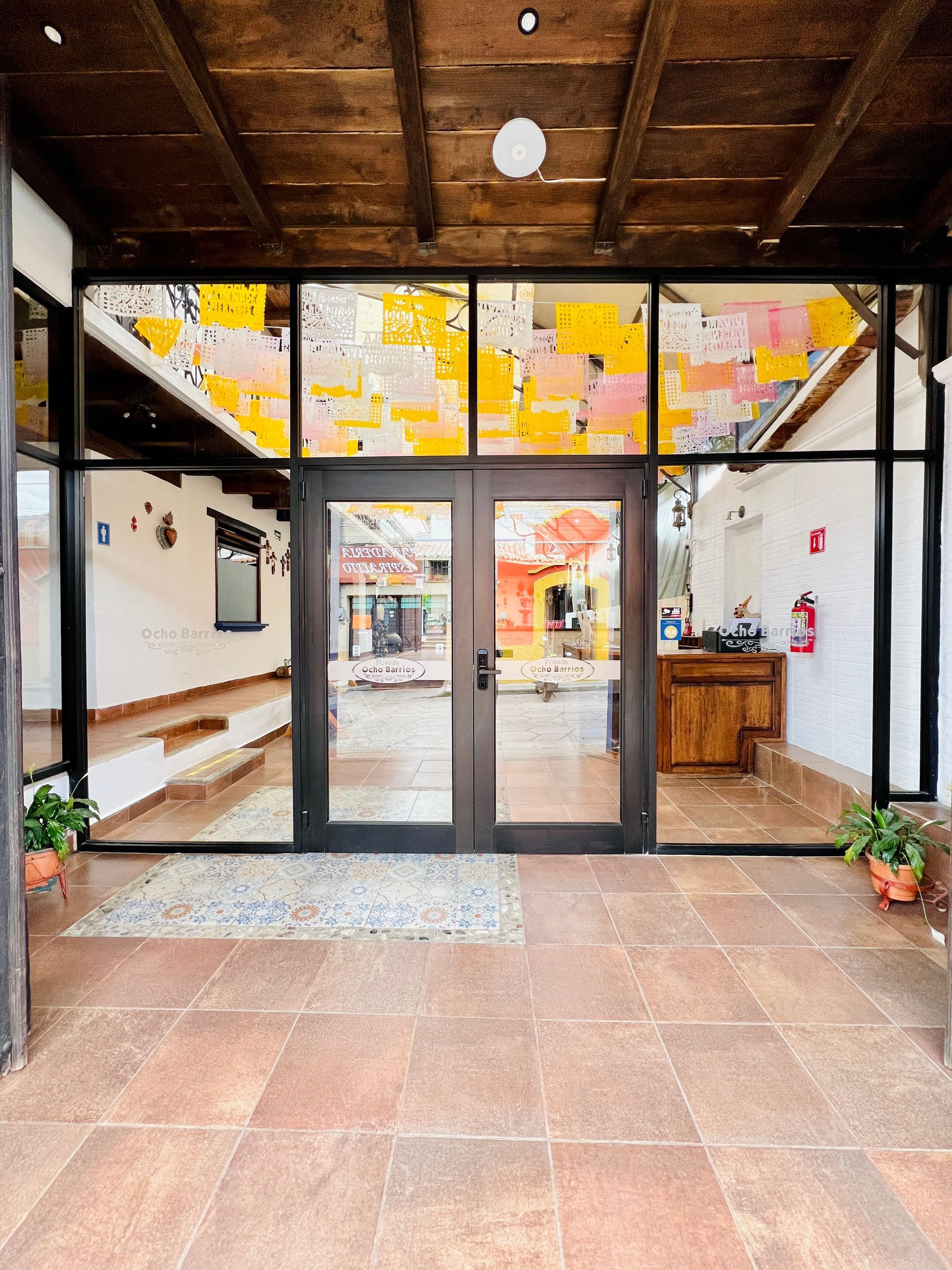 Una habitación grande con muchas ventanas y puertas.