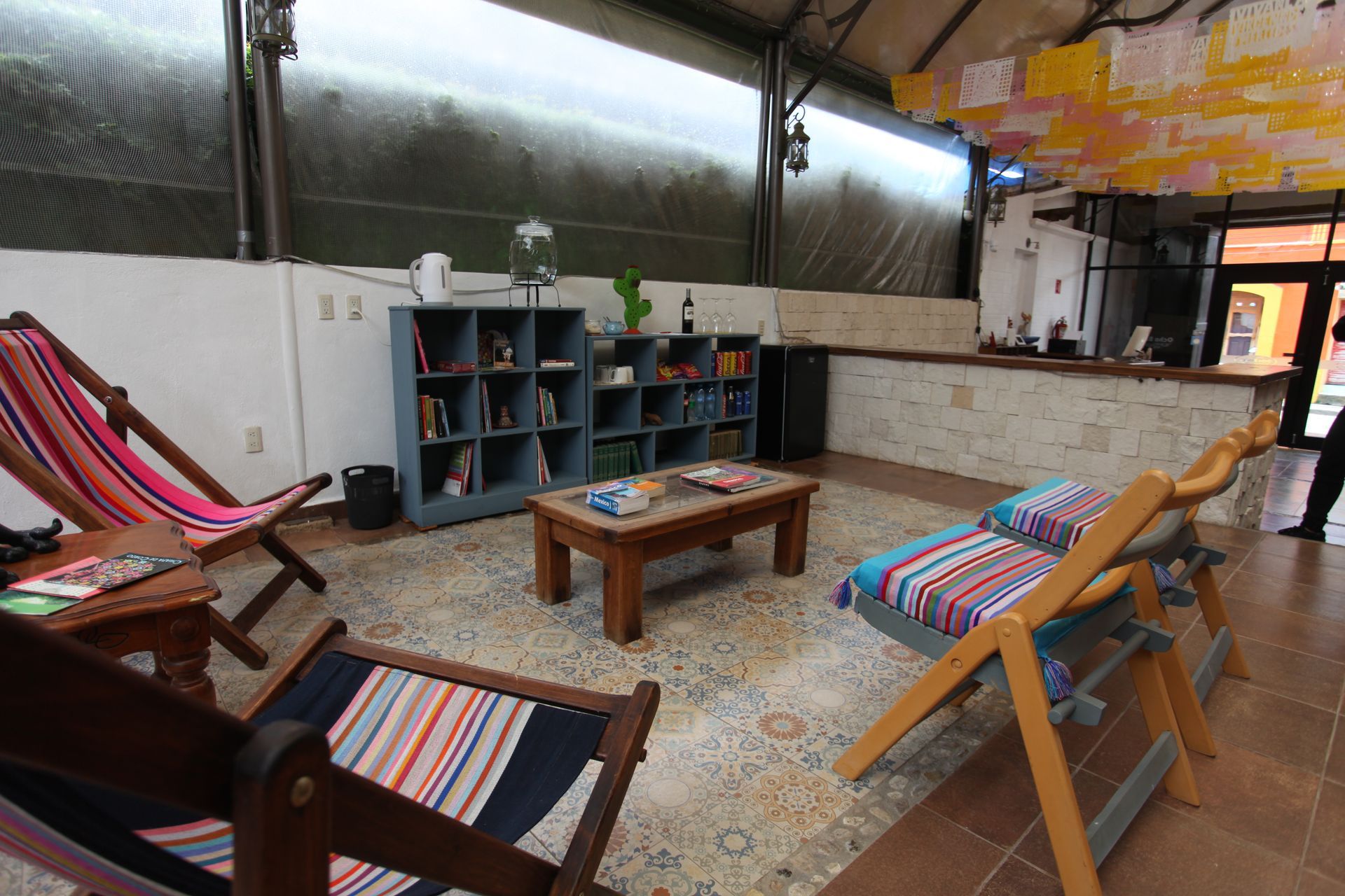 Una sala de estar con sillas y una mesa de café.