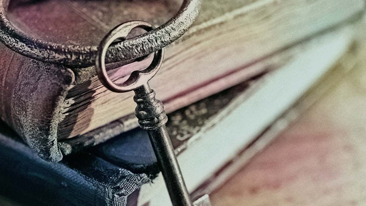 alter Schlüssel auf antikem Busch