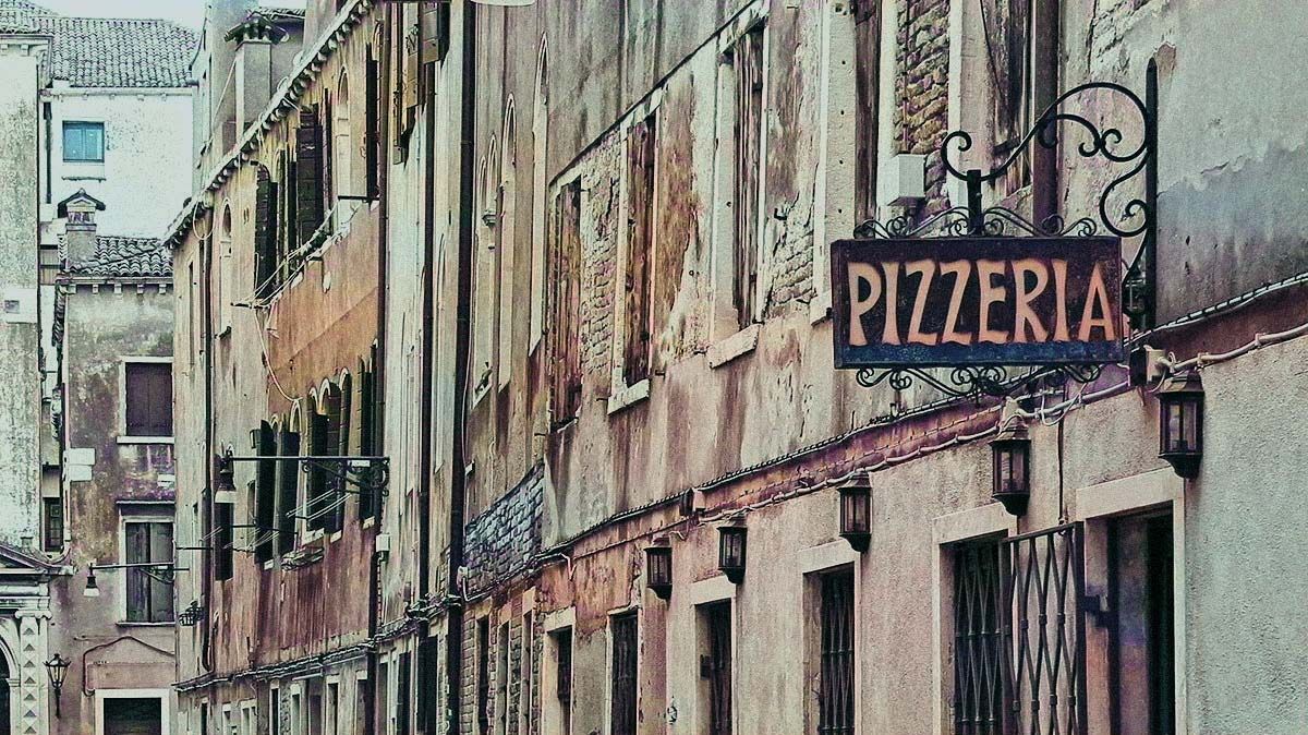 Pittoreske Gasse mit Pizzeria Schild