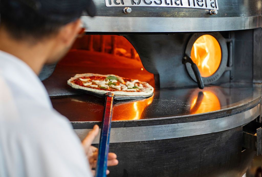 Pizza Margherita Restaurant l'Oro di Napoli