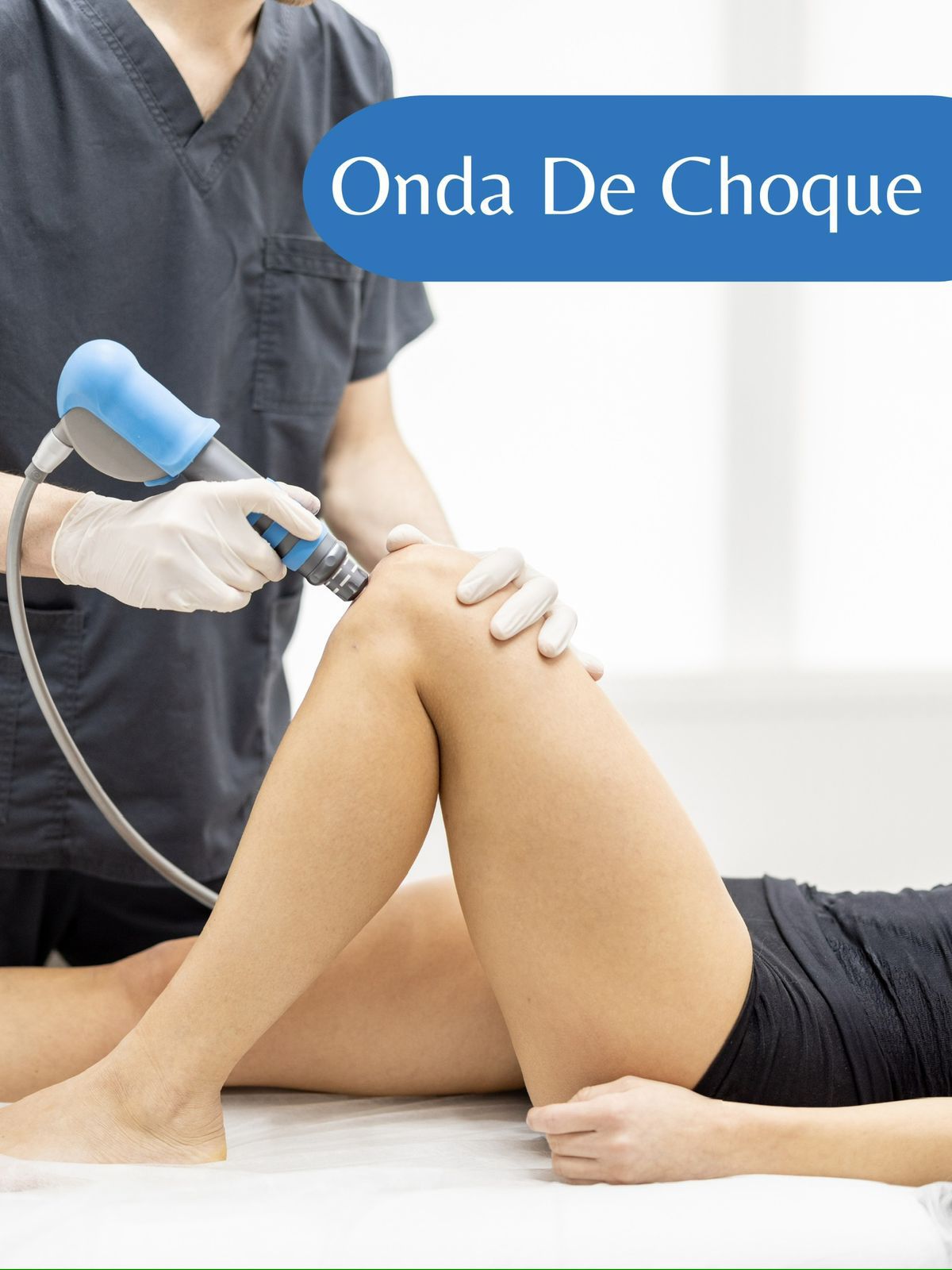 Persona recibiendo terapia de ondas de choque en la rodilla. Dispositivo azul en uso.